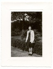 Portrait woman standing d'occasion  Expédié en Belgium