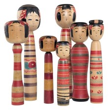 Conjunto Tsuchiyu Kokeshi 7 peças: listras vermelhas e pretas pintadas com torno, bonecas japonesas de 18–31 cm comprar usado  Enviando para Brazil