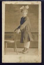 Cartão postal foto real antigo RPPC AZO 1904-1918, menina posando com cadeira, usado comprar usado  Enviando para Brazil