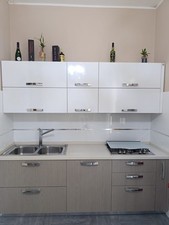 Cucina completa elettrodomesti usato  Mondragone