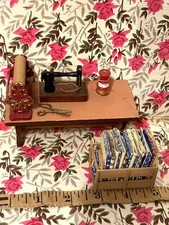 Máquina de costura vintage dos anos 70 para casa de bonecas decoração de madeira artesanal, com tecido, usado comprar usado  Enviando para Brazil