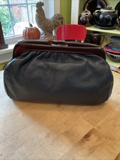 Bolsa de mão vintage 1960s feita na Itália couro azul marinho com trava âmbar Lucite Kiss comprar usado Bolsa de mão vintage 1960s feita na Itália couro azul marinho com trava âmbar Lucite Kiss comprar usado  Enviando para Brazil