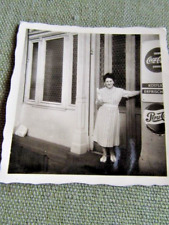 Foto, 6 x 6 cm, 1950er, Dame neben Werbung für Coca-Cola und Pepsi Cola, usado comprar usado  Enviando para Brazil