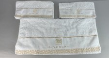 CONJUNTO DE 3 toalhas de banho de mão Givenchy bordado em creme logotipo dourado comprar usado CONJUNTO DE 3 toalhas de banho de mão Givenchy bordado em creme logotipo dourado comprar usado  Enviando para Brazil