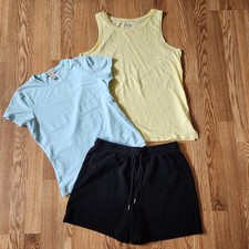 Lote de 3 regatas, shorts femininos tamanho médio azul preto amarelo, usado comprar usado  Enviando para Brazil