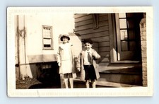 Foto antiga vintage MENINO MENINA EM PÉ FORA DE CASA FOTO INSTANTÂNE ANTIGA comprar usado  Enviando para Brazil