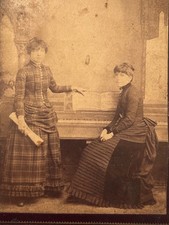 Foto antiga 2 mulheres e piano Decker início dos anos 1900 fotografia O. G. Hale Londres comprar usado  Enviando para Brazil