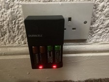 Carregador de bateria Duracell Mains Cef14uk4 para bateria AAA e AA X4’s funcionando comprar usado  Enviando para Brazil