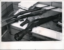 1968 Press Photo Police recuperou armas de ninhos de franco-atiradores - cva73674 comprar usado  Enviando para Brazil