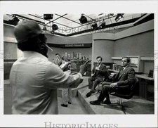1981 Press Photo Technician fala com Randy Revelle e Ron Dunlap no conjunto KOMO-TV comprar usado  Enviando para Brazil