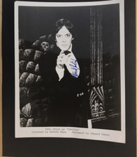 FOTO ASSINADA POR RAUL JULIA JOVEM "DRÁCULA" RARA--FALECIDO comprar usado  Enviando para Brazil