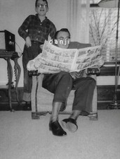 Homem LEENDO QUADRINHOS DE JORNAL DE DOMINGO ~ POGO e MARY VALUE* foto antiga TIRA DE QUADRINHOS comprar usado  Enviando para Brazil