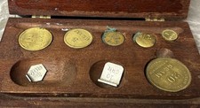 Conjunto de pesos boticário raro antigo Henry Troemner caixa de madeira pesos de latão comprar usado Conjunto de pesos boticário raro antigo Henry Troemner caixa de madeira pesos de latão comprar usado  Enviando para Brazil