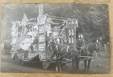 RPPC Frank Wachter Driving Patriotic Bank Parade Float At Melrose, Wisconsin comprar usado  Enviando para Brazil