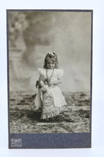 Berlim dos anos 1900. Linda garota com sua boneca alemã - foto original de armário antigo comprar usado  Enviando para Brazil