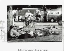 Usado, 1985 Press Photo Terry Medici e Georgina Hagemeyer descansam durante corrida de bicicleta comprar usado  Enviando para Brazil