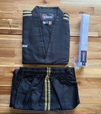 NOVOS Conjuntos Dobok de Taekwondo em Preto.  Detalhes de corte dourados para parte superior e inferior. comprar usado  Enviando para Brazil