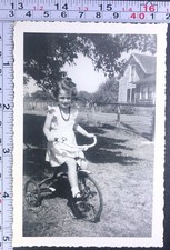 Foto instantânea vintage de menina sorridente montando seu triciclo BW comprar usado  Enviando para Brazil