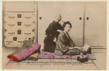 Usado, Mulher japonesa recebendo massagem foto antiga de albumina colorida à mão comprar usado  Enviando para Brazil