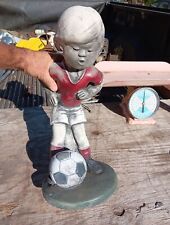 Estátua de jardim de cimento antiga menino jogando futebol 1987 Palatino IL? 20 pol de altura, usado comprar usado  Enviando para Brazil