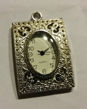 Ciondolo con orologio usato  Albenga
