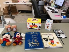 GRAN LOTE DE ARTÍCULOS DE DISNEY PELUCHE MICKEY, VINYLMATION, LIBROS Y MÁS segunda mano  Embacar hacia Mexico