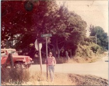 Foto vintage década de 1980 mulher posando em Happy Lane placa jipe vermelho cena rural comprar usado  Enviando para Brazil