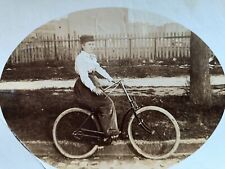 Usado, Foto antigua de mujer ciclista temprana. Neumáticos blancos en bicicleta muy temprana. segunda mano  Embacar hacia Argentina