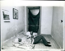 1970 Edna Best Son Andrea Harlem Ny Playing Apartment Floor Wirephoto 8X10 comprar usado  Enviando para Brazil