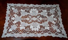 Centrino rettangolare ricamato usato  Italia