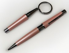 CONJUNTO DE CANETA ESFEROGRÁFICA RARA CRUZ ROSA PEROLADO E CHAVEIRO COMBINANDO 2009 comprar usado  Enviando para Brazil