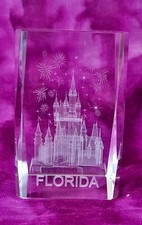 Usado, BLOCO DE VIDRO GRAVADO 3D FINO GRAVADO A LASER Disneyworld Castle PESO DE PAPEL 3"X2"  comprar usado  Enviando para Brazil