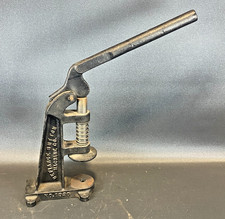 Antiga máquina de botões Defiance nº. Ferramenta de trabalho industrial de couro artesanal 1920 comprar usado Antiga máquina de botões Defiance nº. Ferramenta de trabalho industrial de couro artesanal 1920 comprar usado  Enviando para Brazil