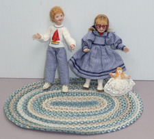 Casa de muñecas miniatura tamaño hecho por artista niño y niña con alfombra y muñeca hecha a mano #s segunda mano  Embacar hacia Mexico