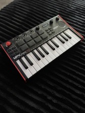 Teclado e mini controle Akai Professional MPK Mini Play MK3 16 canais comprar usado  Enviando para Brazil