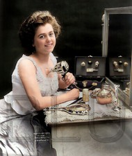 1909 Jovem mulher usando um dispositivo elétrico para massagem 11 x 14" impressão fotográfica comprar usado  Enviando para Brazil