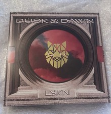 LYKN DUSK & DAWN ALBUM WILLIAM LEGO NUT HONG TUI GMMTV CD PHOTOCARD NO RANDOM comprar usado LYKN DUSK & DAWN ALBUM WILLIAM LEGO NUT HONG TUI GMMTV CD PHOTOCARD NO RANDOM comprar usado  Enviando para Brazil