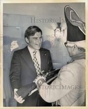 Foto de imprensa John W. Warner examina rifle de guerra revolucionária de Adolph C. Herrera comprar usado  Enviando para Brazil