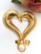 Broche corazón abierto vintage Avon tono dorado y perla sintética, usado segunda mano  Embacar hacia Argentina