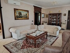 Divano chesterfield 2posti usato  Stignano