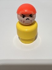 Vintage Fisher-Price Little People vintage angry brwinning chłopiec żółty czerwony kapelusz plastik na sprzedaż  Wysyłka do Poland