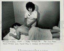 1989 Press Photo Connie Stillwell dá Sigrid Shaw uma massagem no Bonaventure Spa comprar usado 1989 Press Photo Connie Stillwell dá Sigrid Shaw uma massagem no Bonaventure Spa comprar usado  Enviando para Brazil