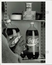 1990 Press Photo Coca Cola garrafas de 3 litros, não cabe na geladeira padrão comprar usado  Enviando para Brazil