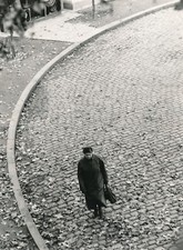Photo woman walking d'occasion  Expédié en Belgium