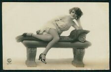 foto de mulher arriscada reclinada no banco do parque francês sexy original década de 1920 cartão postal comprar usado  Enviando para Brazil
