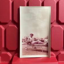 Leggy Woman deitada em uma cadeira de piscina 3 3/8 x 5 3/4 fotografia enrolada vintage 1956 comprar usado  Enviando para Brazil