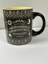 Caneca de café jogo de tabuleiro Ouija ouro preto Hasbro Spirit Halloween 16 oz onças comprar usado  Enviando para Brazil
