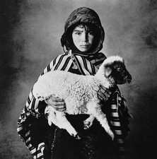 Foto artística grabada de colección Irving Penn niño con cordero Marruecos 1971 mate 11x13 segunda mano  Embacar hacia Mexico