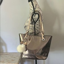 Bolsa tote Michael Michael Kors MK metálica em relevo com chaveiro Pom Pom, usado comprar usado  Enviando para Brazil