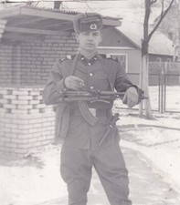 Foto instantânea original SOVIET RUSSIAN T-62 TANK CREW AK-47 RIFLE 1973 USSR 949 comprar usado  Enviando para Brazil